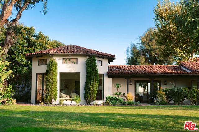 21607 Rambla Vista, Malibu CA: https://media.crmls.org/mediaz/e55e7cd5-1782-4499-8cbd-5ef61fa0f2b4.jpg