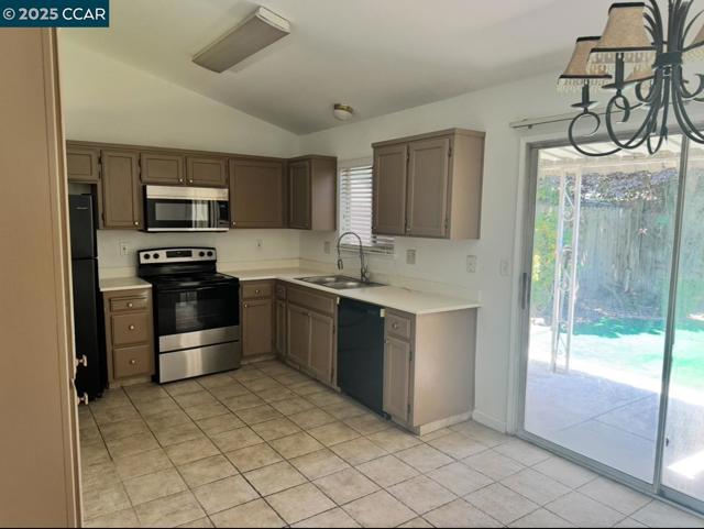 5108 Vigna Way, Salida CA: https://media.crmls.org/mediaz/e55e8fb6-111b-4393-9d9f-439d311d3ab2.jpg