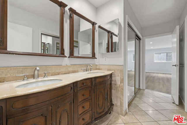 423 S Rexford Drive, Beverly Hills CA: https://media.crmls.org/mediaz/e55ee95d-1e2f-4d9d-a3bb-f84de05fe417.jpg