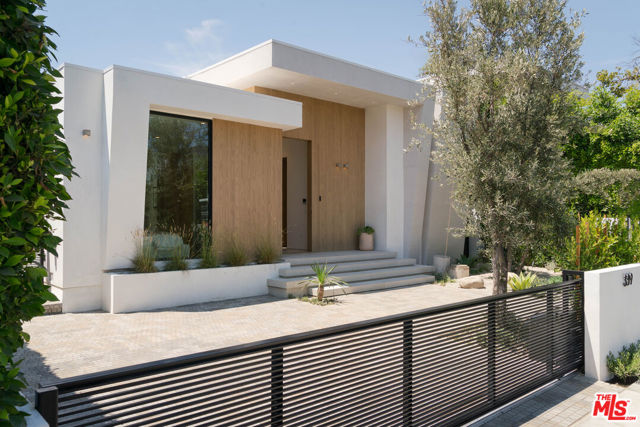 341 N Kings Road, Los Angeles CA: https://media.crmls.org/mediaz/e55f4c18-baaa-43f3-9e6c-639326c9980a.jpg