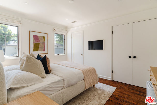 7920 Yorktown Avenue, Los Angeles CA: https://media.crmls.org/mediaz/e5601095-4a90-44c7-9619-5c0ac868ee9f.jpg