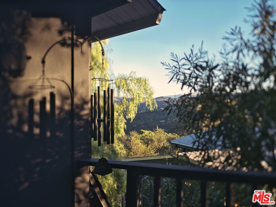 https://media.crmls.org/mediaz/e5615db5-9bf5-4a12-a1ee-e82707b780f7.jpg?preset=X-Large