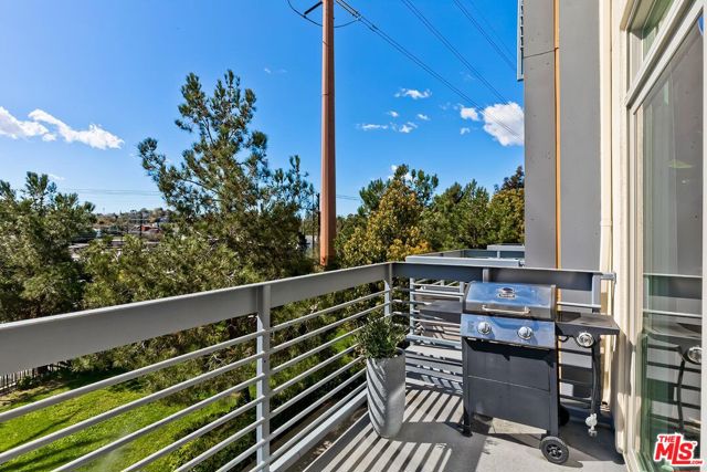 2753 Waverly Drive, Los Angeles CA: https://media.crmls.org/mediaz/e561ff6f-4125-48a6-b957-89587a735b43.jpg