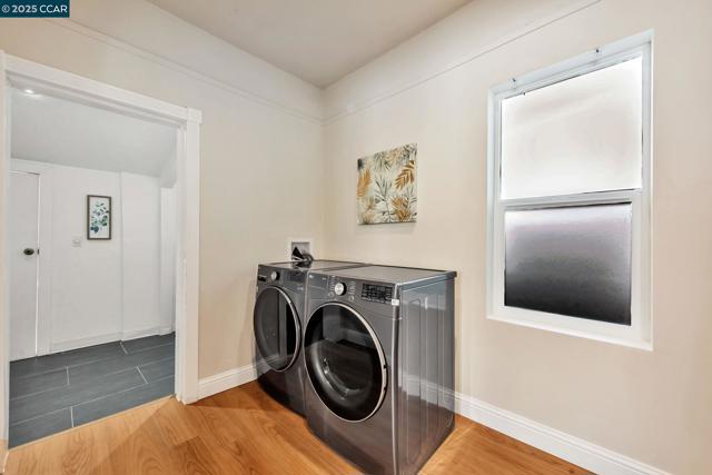 941 45Th St, Oakland CA: https://media.crmls.org/mediaz/e5625c3d-7c84-4340-a9b3-a88148de6a0b.jpg