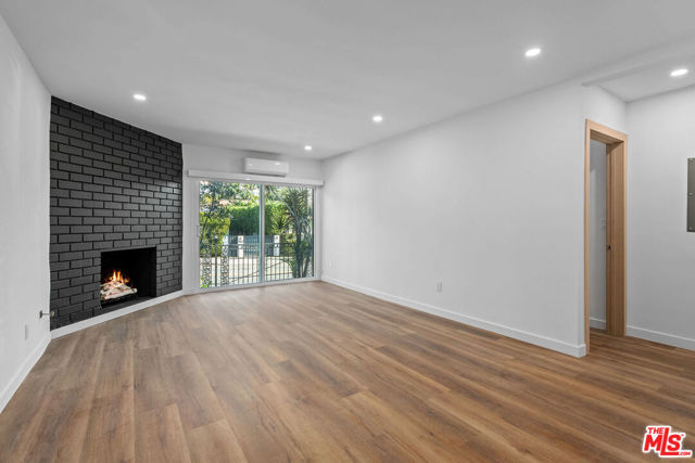 2447 N Beachwood Drive, Los Angeles CA: https://media.crmls.org/mediaz/e5628f7d-5d6b-4e43-97cd-13e5a7eaf751.jpg