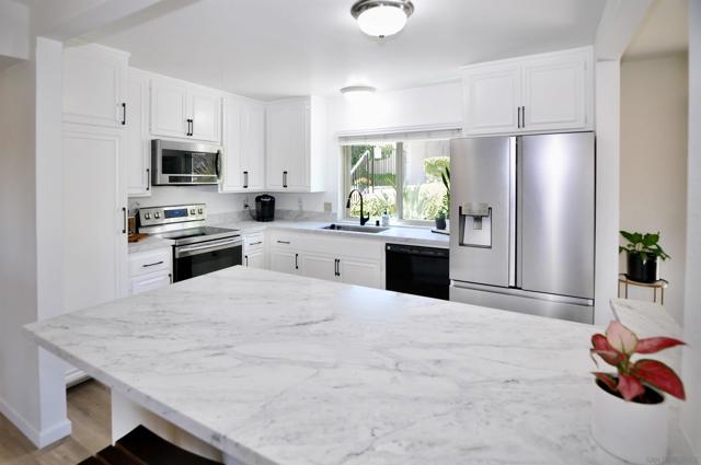 17473 Plaza Abierto, San Diego CA: https://media.crmls.org/mediaz/e563fb7e-6897-432a-8dc9-ab31220b247d.jpg