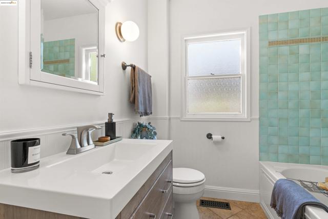 2451 Carmel St, Oakland CA: https://media.crmls.org/mediaz/e5642bcb-31ac-4c23-9ed7-43c65245e115.jpg