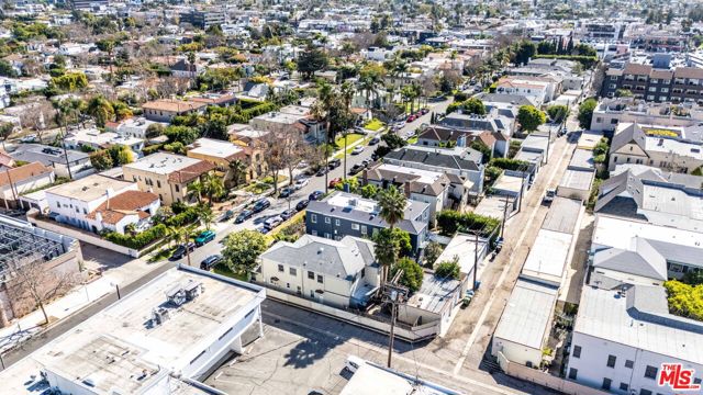 139 N Harper Avenue, Los Angeles CA: https://media.crmls.org/mediaz/e564a874-f7b5-4fc2-ab57-e84cab8d7f87.jpg