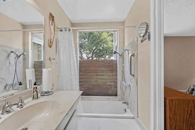 576 Emerald St, Livermore CA: https://media.crmls.org/mediaz/e564f706-50d6-4137-b8f0-0693551021a7.jpg