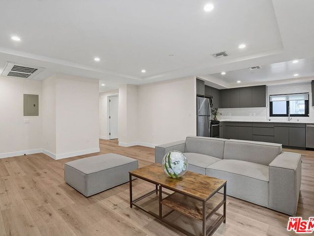 846 S Mariposa Avenue, Los Angeles CA: https://media.crmls.org/mediaz/e5650768-abed-4bc7-96a3-d63aa182801d.jpg