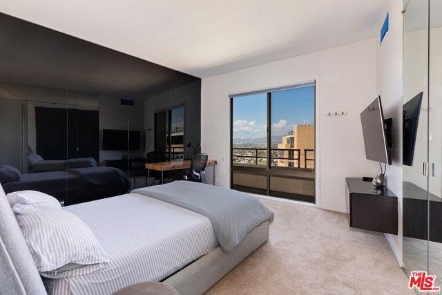 4335 Marina City Drive, Marina del Rey CA: https://media.crmls.org/mediaz/e56537da-2040-44c0-a5a1-b93793e2b7c0.jpg