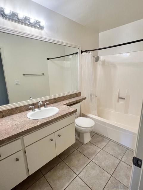 Upstairs large hall bath