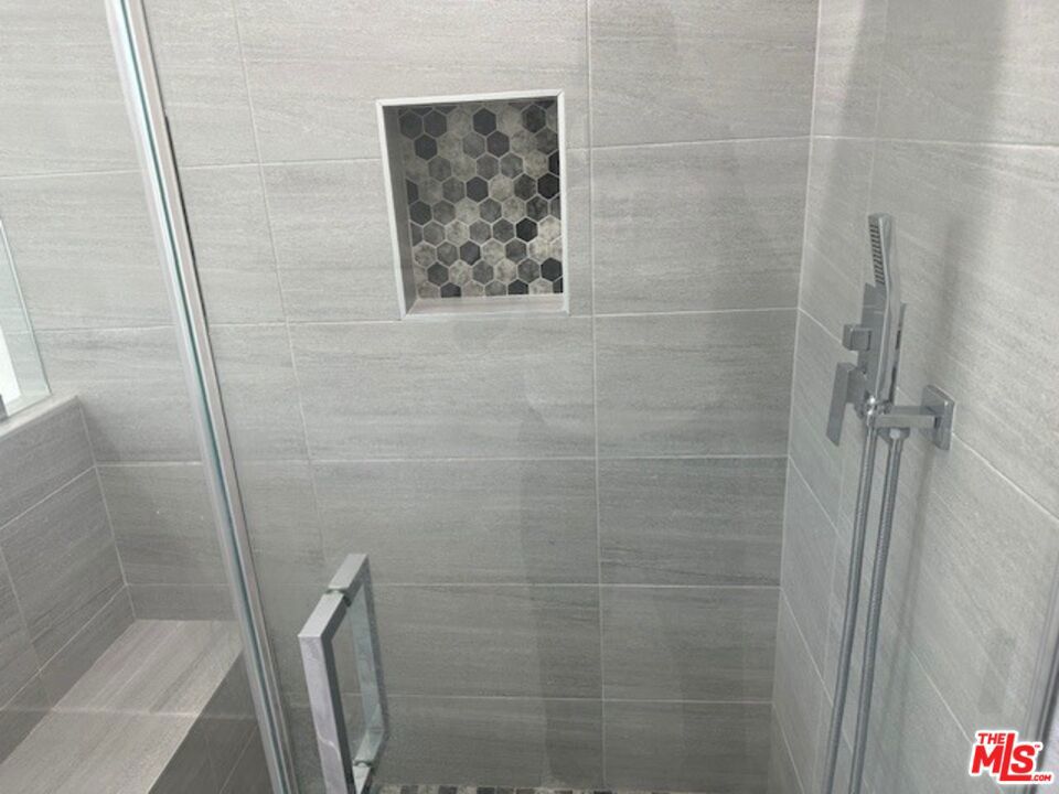 https://media.crmls.org/mediaz/e56636fb-c13a-48bc-85c1-9709a3706fe7.jpg?preset=X-Large