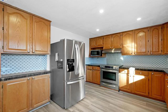 3608 Siskiyou Ct, Hayward CA: https://media.crmls.org/mediaz/e5663b80-98e5-4c7a-addf-531ea85f6ee6.jpg