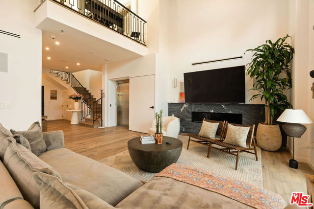1333 Beverly Green Drive, Los Angeles CA: https://media.crmls.org/mediaz/e56682cf-8e13-4a00-9755-e36904eb1b98.jpg