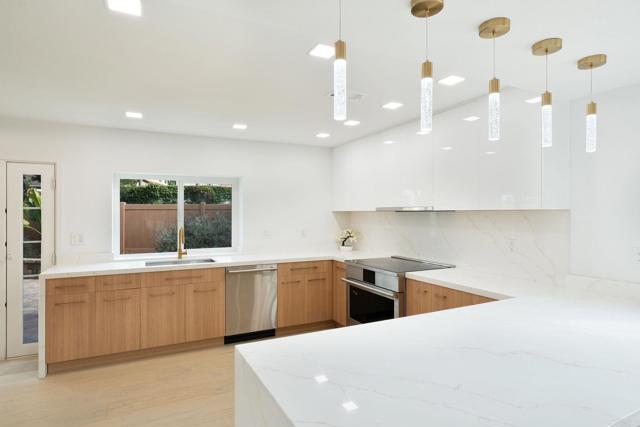 Detail Gallery Image 5 of 23 For 407 via Ultimo, Encinitas,  CA 92024 - 5 Beds | 3 Baths