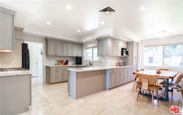 5714 El Canon Avenue, Woodland Hills CA: https://media.crmls.org/mediaz/e568215e-ef36-4b8f-9a0f-708a4ab6ddef.jpg