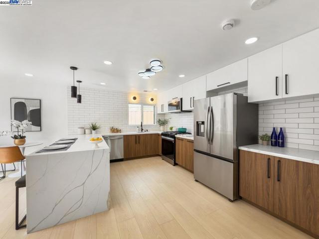 450 Lancaster Way, Redwood City CA: https://media.crmls.org/mediaz/e5689f1b-a878-4ce0-af11-1eb899e521b1.jpg