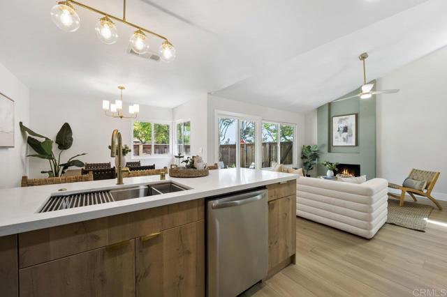 Detail Gallery Image 11 of 29 For 2041 Shadytree Ln, Encinitas,  CA 92024 - 2 Beds | 2 Baths