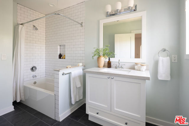922 N Edgemont Street, Los Angeles CA: https://media.crmls.org/mediaz/e5690fc2-e59d-4c5a-8a05-4338fff44516.jpg