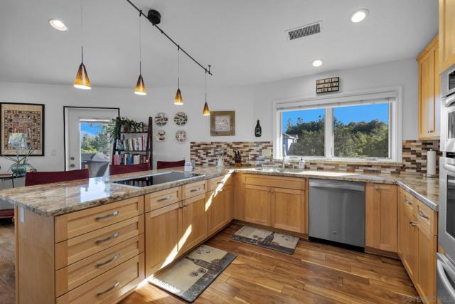 4667 Luneta View Rd, Julian CA: https://media.crmls.org/mediaz/e5696dae-35ce-40bf-acec-bd4890aef87e.jpg