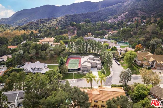 17765 Camino De Yatasto, Pacific Palisades CA: https://media.crmls.org/mediaz/e569ad58-961b-40b6-8e5e-cc454aa69976.jpg
