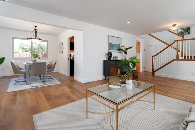 310 Trestle Glen Ct, Walnut Creek CA: https://media.crmls.org/mediaz/e569cb56-3eec-45b9-bd5d-810ea42d6504.jpg