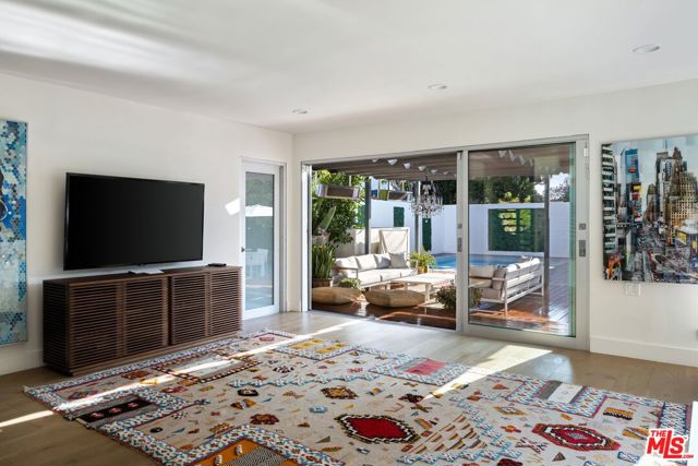 517 N Laurel Avenue, Los Angeles CA: https://media.crmls.org/mediaz/e56a138b-1b8b-46d5-b7e2-f03f5a8ae135.jpg