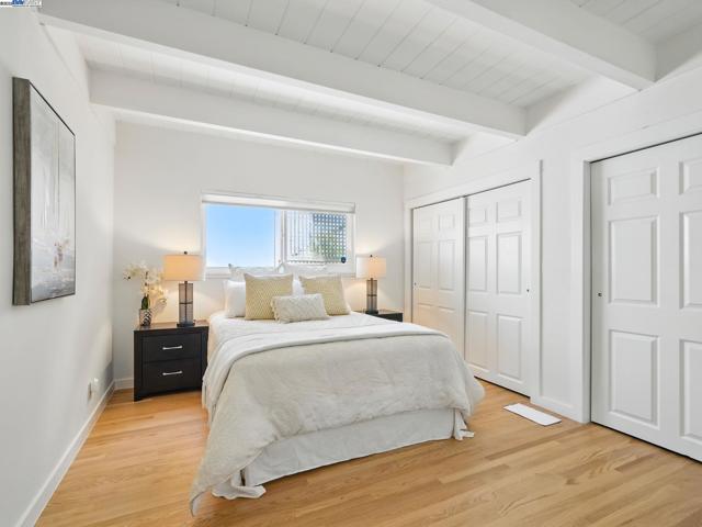 2323 Mastlands Dr, Oakland CA: https://media.crmls.org/mediaz/e56a873a-c36f-4edc-bf24-5f927f642f42.jpg
