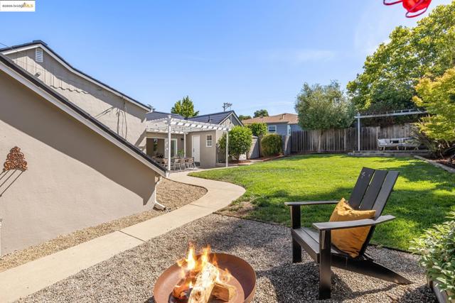 4701 Kaphan Ave, Oakland CA: https://media.crmls.org/mediaz/e56b68e2-5203-4332-a373-874ab306a23d.jpg