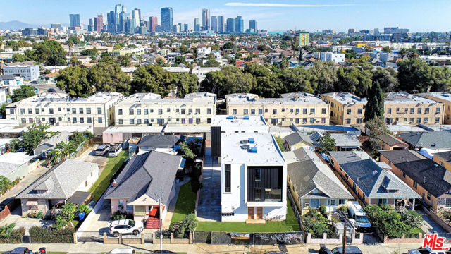 1724 Menlo Avenue, Los Angeles CA: https://media.crmls.org/mediaz/e56b7035-28b6-4315-8259-7901efdbc9a7.jpg