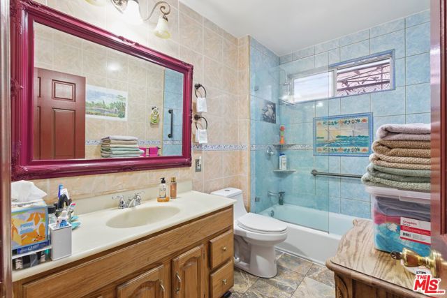 128 N St Andrews Place, Los Angeles CA: https://media.crmls.org/mediaz/e56beb53-ba85-4029-9dfe-08a6b6b74d8e.jpg