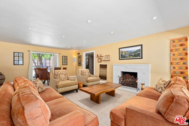16241 W Meadow Ridge Way, Encino CA: https://media.crmls.org/mediaz/e56bf7ff-18da-4b1f-a5e2-8b7ad2e856c4.jpg