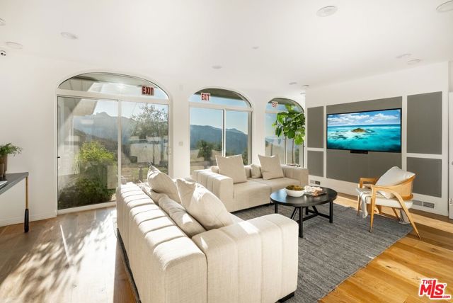 21965 Saddle Peak Road, Topanga CA: https://media.crmls.org/mediaz/e56c4064-3286-4b60-9e01-3286ef8244f2.jpg