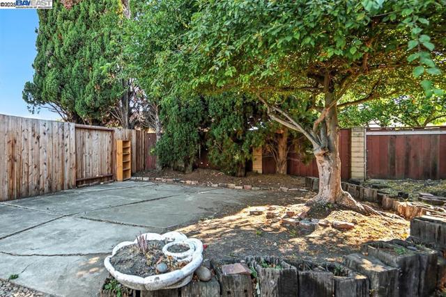 3419 Del Valle Cir, San Leandro CA: https://media.crmls.org/mediaz/e56cfcff-7ed8-442b-a85a-b1ef30035461.jpg
