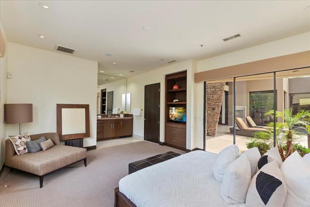 72 Royal Saint Georges Way, Rancho Mirage CA: https://media.crmls.org/mediaz/e56d3a20-128e-4711-bc27-f31c5592a3f6.jpg
