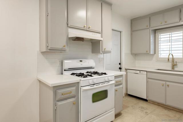 2486 CALLE SERENA, San Diego CA: https://media.crmls.org/mediaz/e56d56f5-c1c0-468f-a809-9e21eab601b7.jpg