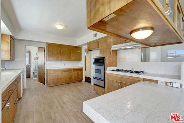 9855 Emperor Avenue, Arcadia CA: https://media.crmls.org/mediaz/e56d6b93-b58f-496e-9887-3637e667f2ab.jpg