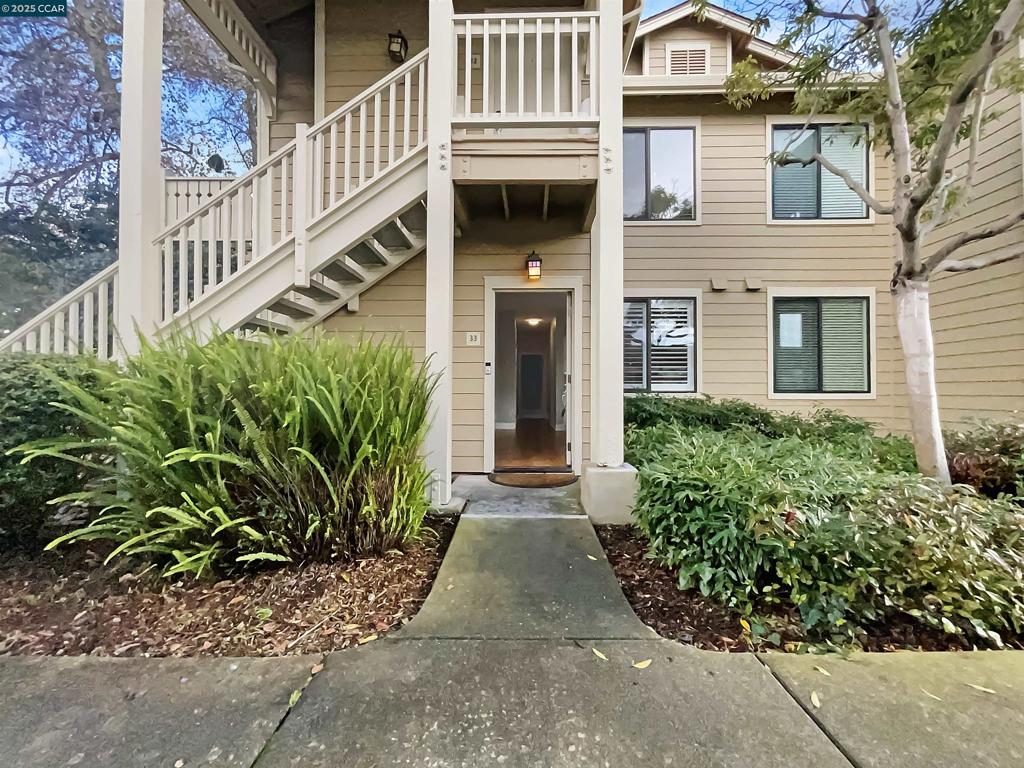 33 Shoreline Ct