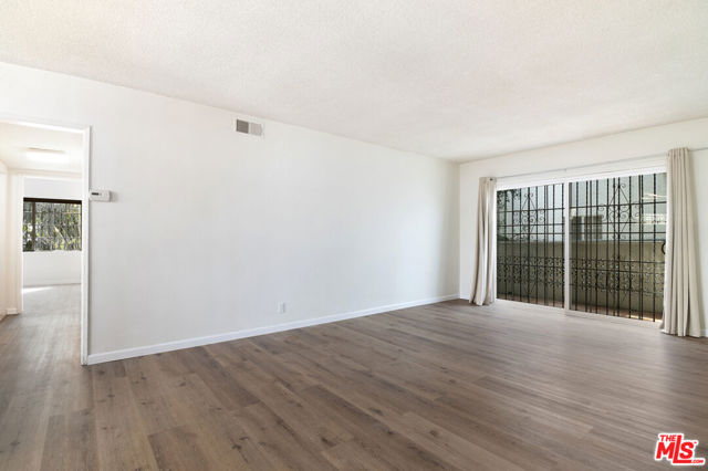 1937 S Bedford Street, Los Angeles CA: https://media.crmls.org/mediaz/e56ef57e-866c-4907-8322-0154bb0627d9.jpg