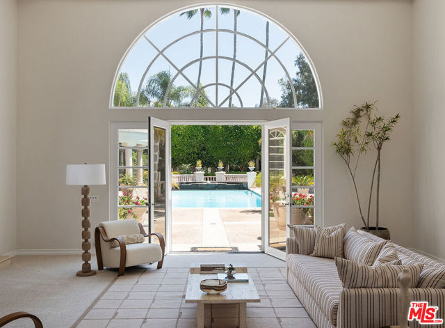 16727 Camino Sierra Del Sur Drive, Rancho Santa Fe CA: https://media.crmls.org/mediaz/e56f3bf3-bb3e-474d-a697-2b3acd850430.jpg