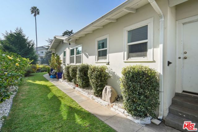 1027 12th Street, Santa Monica CA: https://media.crmls.org/mediaz/e56f8c73-64ec-4b30-b354-dc3293636078.jpg