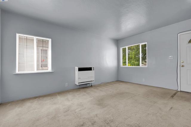 378 Park St, San Leandro CA: https://media.crmls.org/mediaz/e56fa7dc-a491-4c3c-a60c-a2673f17436f.jpg