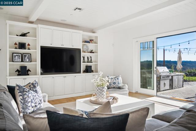 1204 Glen Rd, Lafayette CA: https://media.crmls.org/mediaz/e57069e7-9911-4997-aee4-35b74cd6711a.jpg