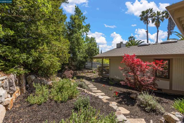 220 Devonshire Ct, Pleasant Hill CA: https://media.crmls.org/mediaz/e5708b16-5caa-427a-af9f-a6e12a2f9839.jpg