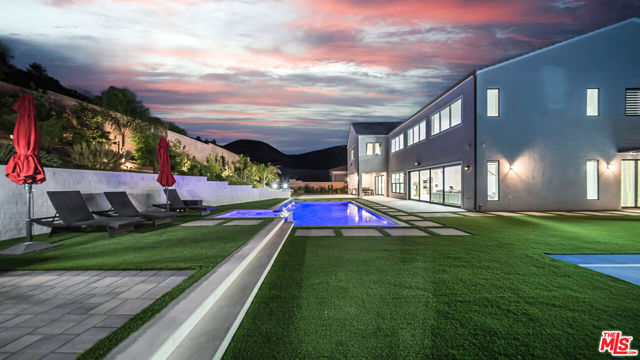 12553 N Ridgeline Road, Porter Ranch CA: https://media.crmls.org/mediaz/e5720e16-26b7-4029-b748-7dac0193584f.jpg