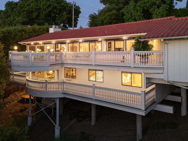 911 Matts Court, Los Altos CA: https://media.crmls.org/mediaz/e572c40d-0f6b-4ec0-aca7-8d732b8ef1d0.jpg
