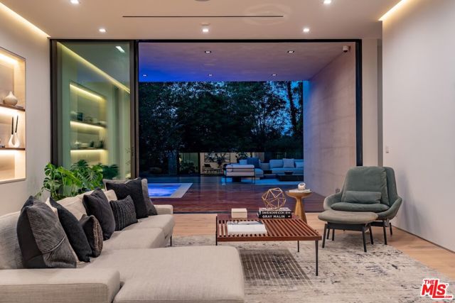 3748 Berry Drive, Studio City CA: https://media.crmls.org/mediaz/e5732c19-584e-4c89-b701-b344e34ad5f0.jpg
