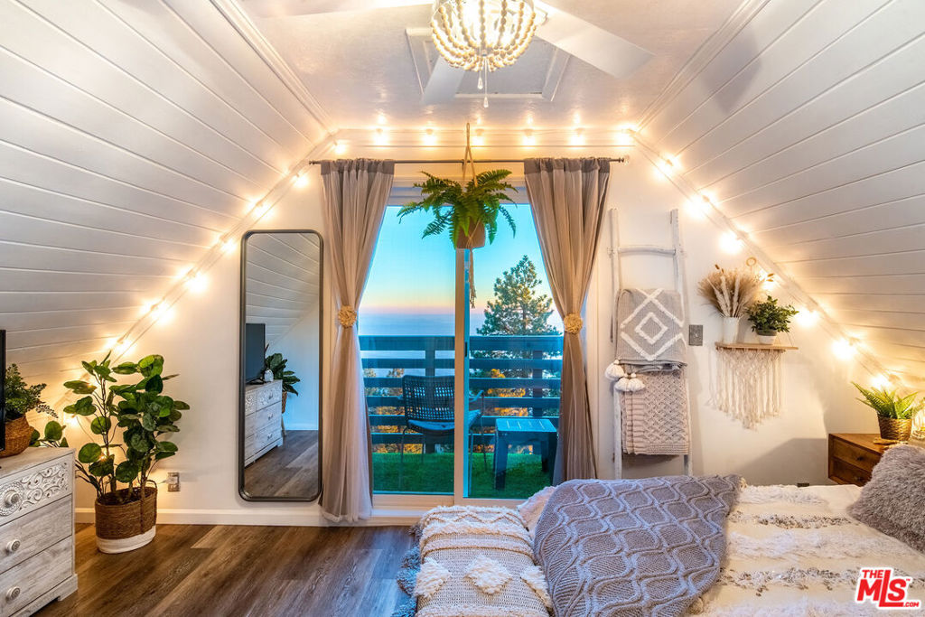 https://media.crmls.org/mediaz/e5732c32-4bca-471c-b08d-0971f7e862b3.jpg?preset=X-Large