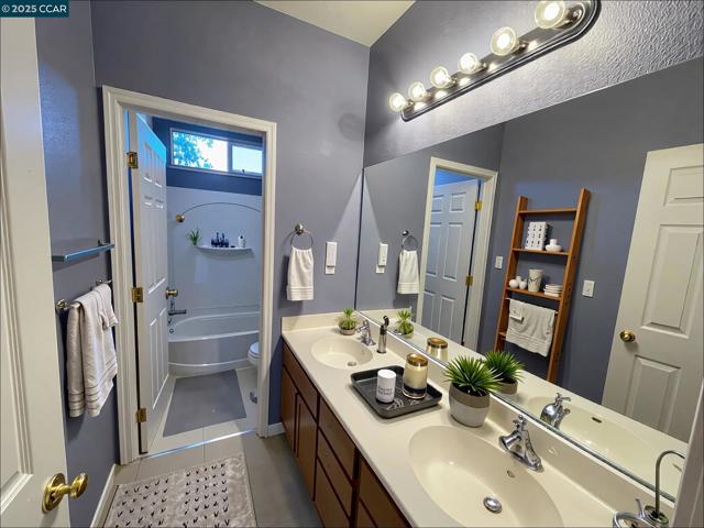 769 Crocket Ct, Brentwood CA: https://media.crmls.org/mediaz/e5732e6d-ada0-43d2-85c1-8ffd8630b9d8.jpg